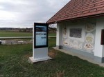 zewntrzny totem LCD z ekranem o jasnoci 4500 nitw Gablota zewntrzna odporna na deszcz i mrz Infokiosk z norm odpornoci IP65  NoMobi Trex Hi43